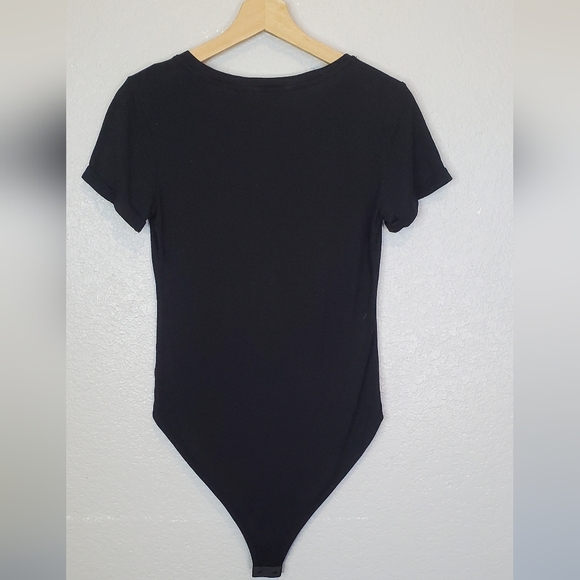 💚5/$25 MangoPop Fitted Black Short Sleeve Bodysuit with Deep V-Neck Size Medium - Picture 8 of 9